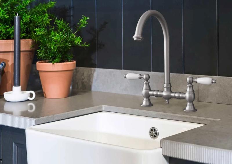 PB Rubinetto da cucina nostalgico a ponte in acciaio inossidabile, beccuccio rotondo e manopole bianche PBN.RVS.R.WH