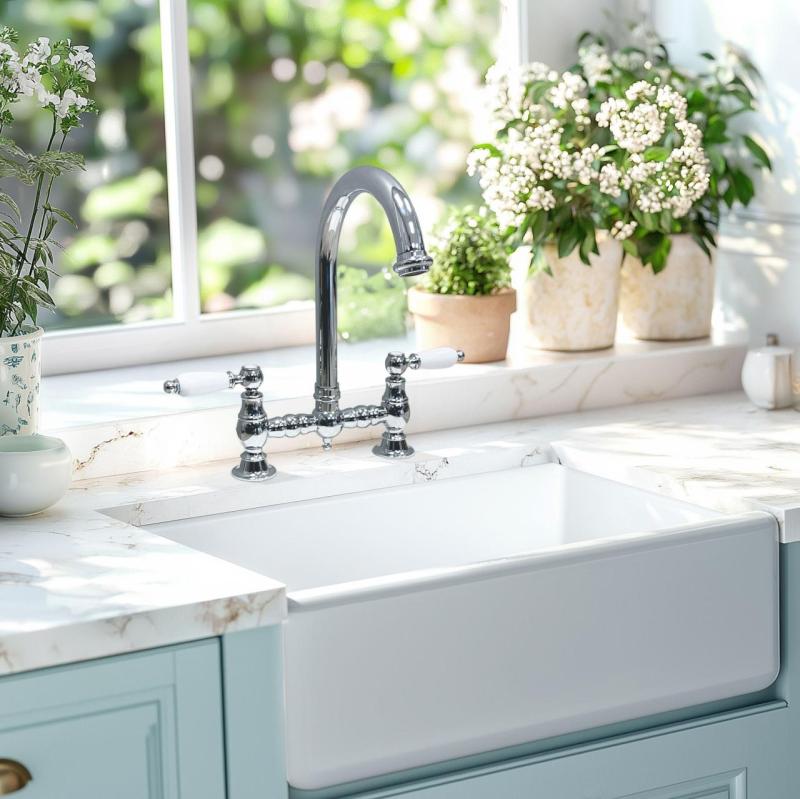 PB Rubinetto da cucina nostalgico con ponte in cromo beccuccio rotondo e manopole bianche PBN.CHR.R.WH