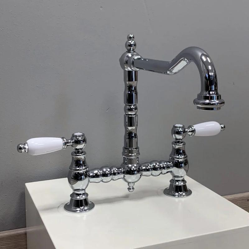 PB Rubinetto da cucina nostalgico cromato con beccuccio angolare e manopole bianche PBN.CHR.H.WH