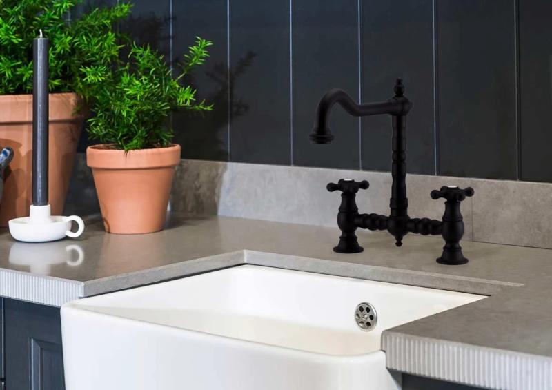 PB Bridge Rubinetto da cucina a ponte nostalgico nero opaco con uscita ad angolo con manopole robuste PBN.ZW.H.ST