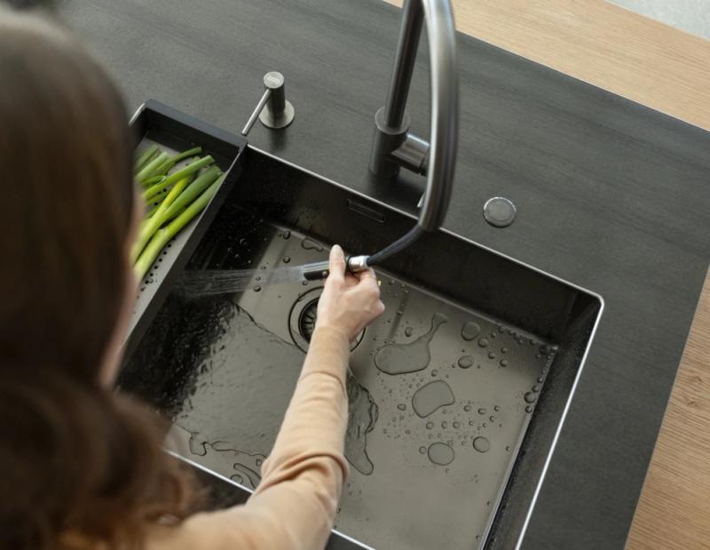 Franke Rubinetto da cucina Eos Neo con beccuccio estraibile a spruzzo PVD gun metal 115.0628.256