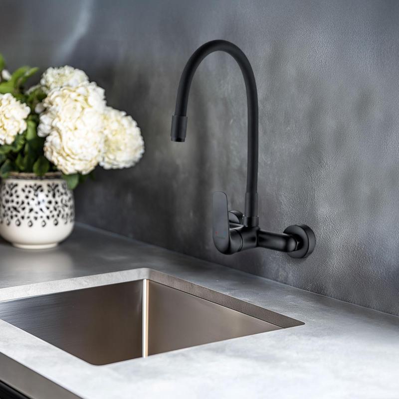 Rubinetto da parete Aquatrimo Chopin con alto becco flessibile nero opaco 21CP8462SW