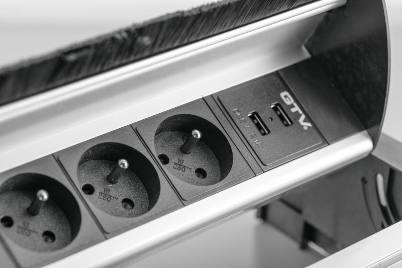 Presa di corrente attraverso la scrivania 1208958678