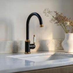Rubinetto da cucina Quadri Worksop Classico Nostalgico Nero con finitura in rame PVD con manico in ceramica 1208967723