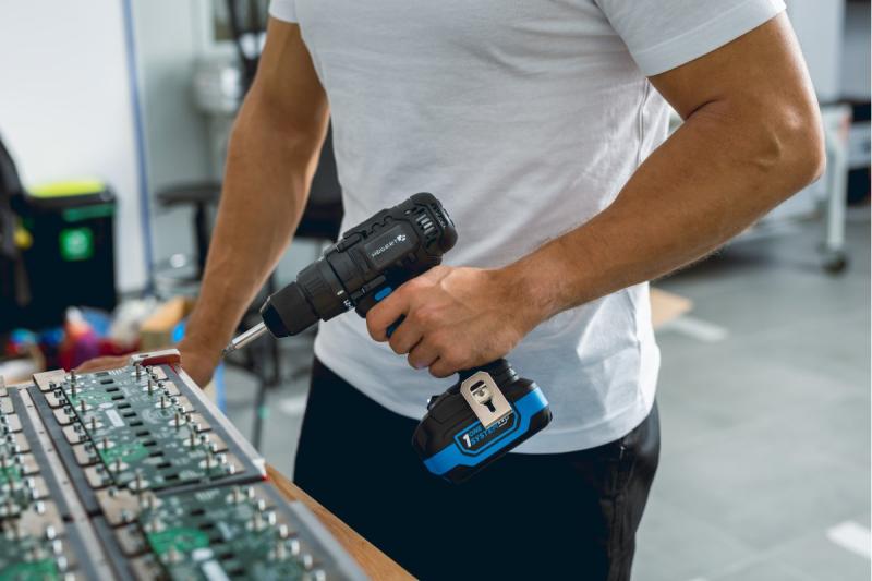 HÖGERT potente avvitatore a batteria 18V per legno e metallo