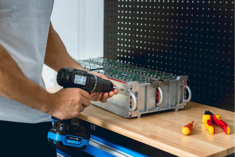 HÖGERT trapano a batteria 18V, set con batteria, caricabatterie, portabit, contenitore per punte