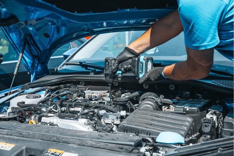 HÖGERT Ferro da stiro a batteria senza spazzole 18V, set con batteria, caricabatterie e accessori