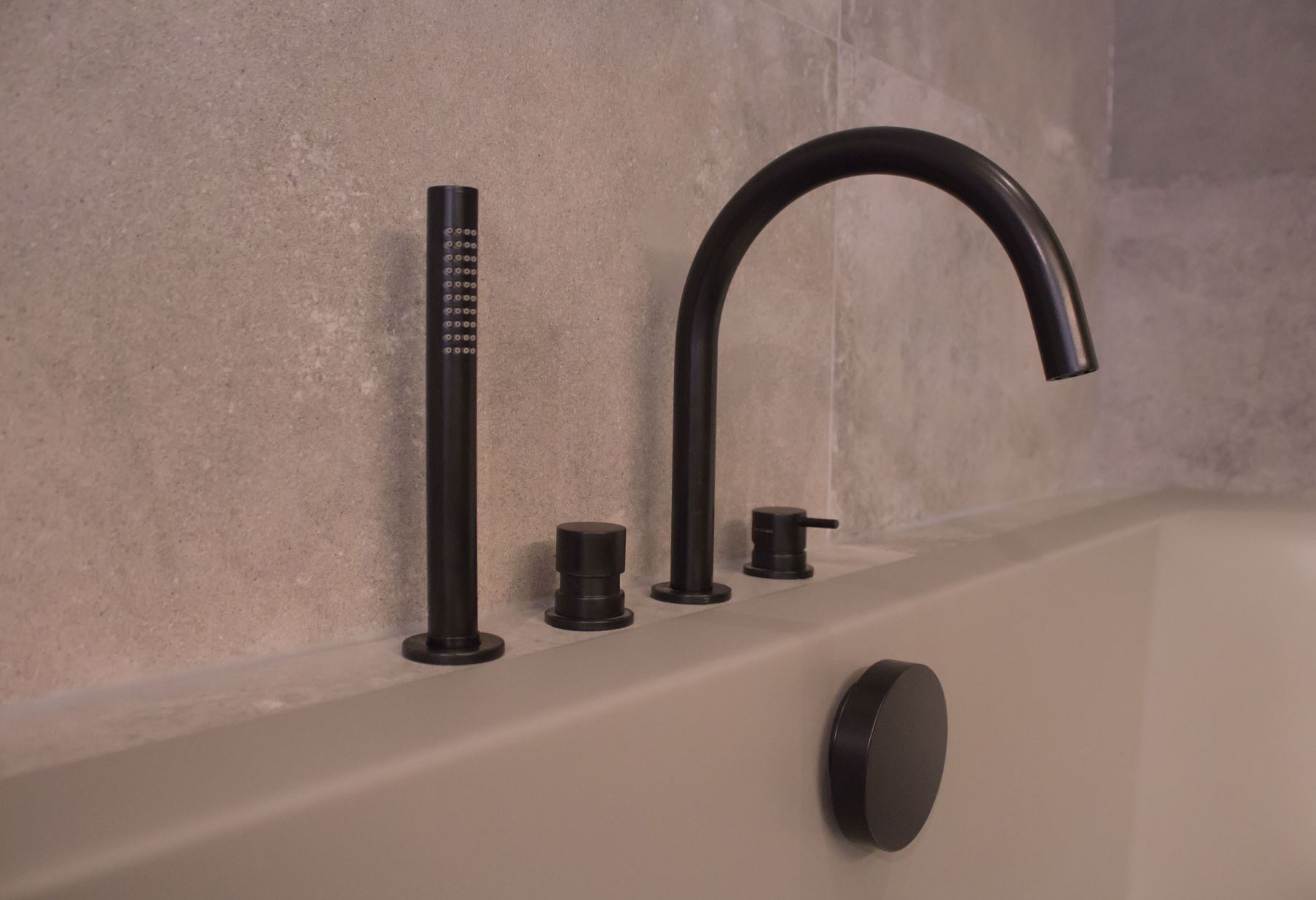 Rubinetto nero da cucina, rubinetto nero da bagno, rubinetto nero della doccia e rubinetto nero del lavabo di Waterevolution